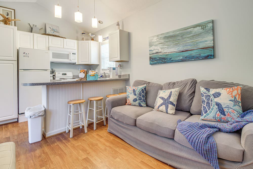 Hampstead House | 11 Mi to ICW: Coastal Carolina Home w/Pool Access