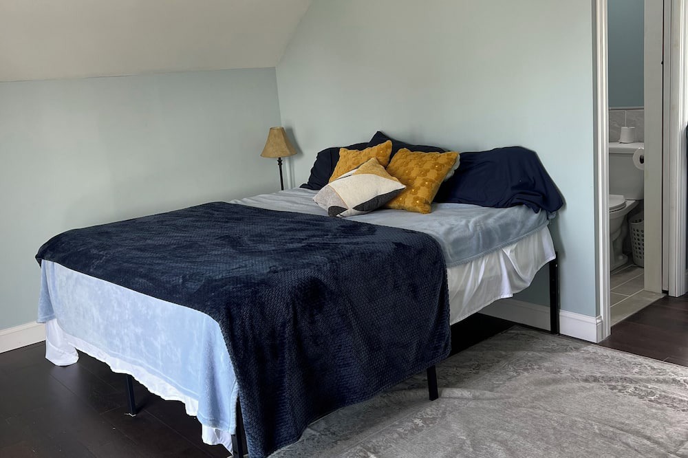 Fairhaven Cottage | Charming ocean view cottage with AC in Fairhaven - 2 bedrooms available