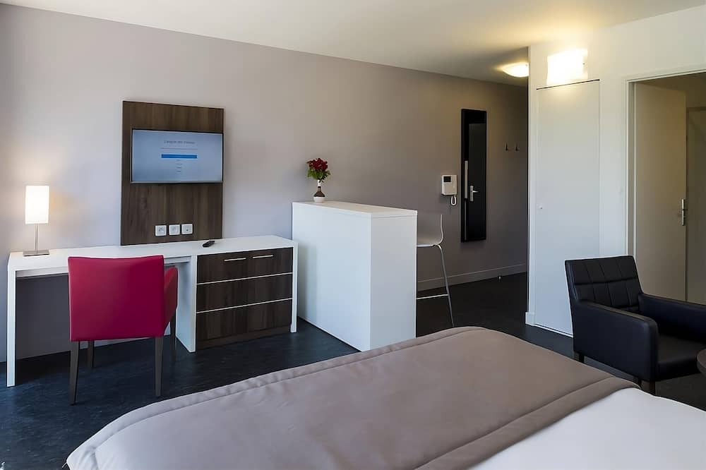 Dijon Hotel | Spacious, Modern Stay Ideal for Academic Dijon Visits | Suite w/Kitchenette