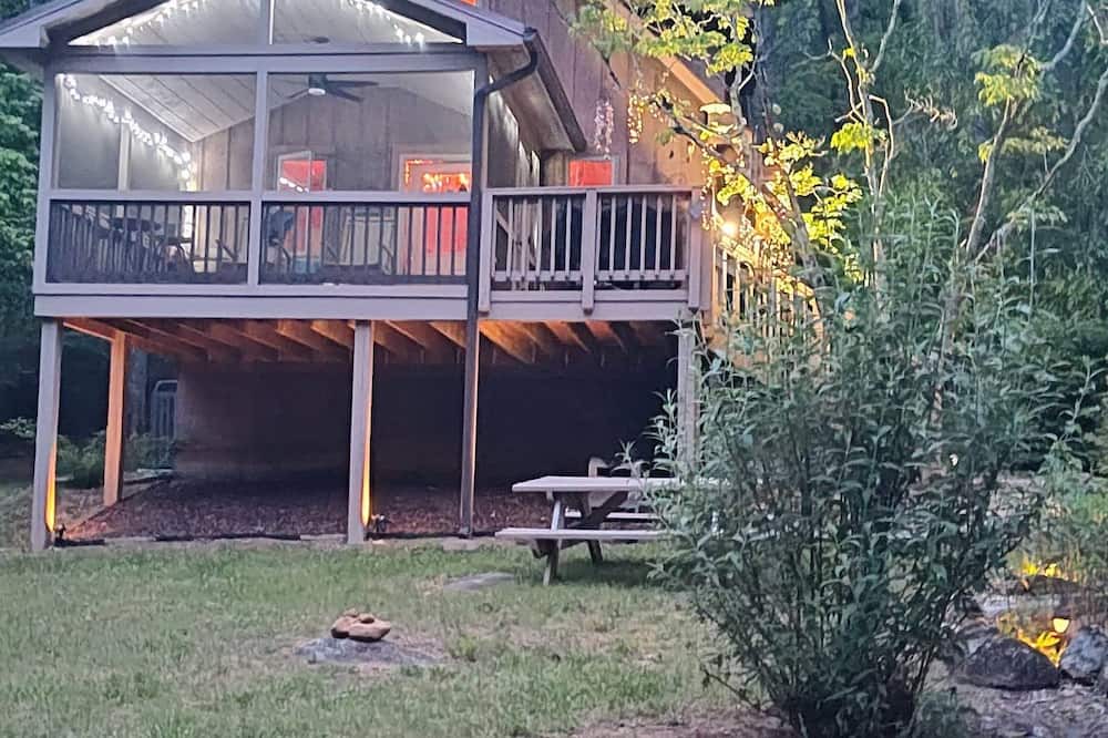 Peaks Cabin | Charming 1-bedroom cabin with loft on Stoney Creek in Beautiful Bedford County