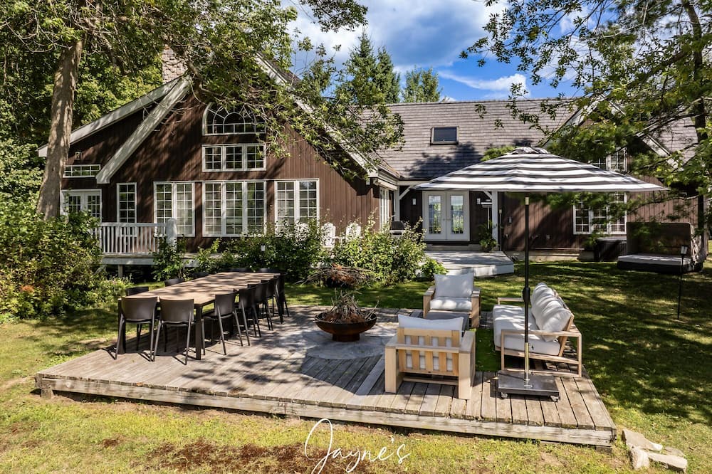 Gravenhurst Cottage | Unique 4 bed 5 bath cottage with 3 bed 2 bath guest cottage on Lake Muskoka