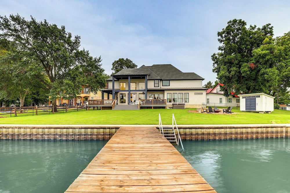 Gun Barrel City House | Dock & Hot Tub! High-End Cedar Creek Lake Retreat