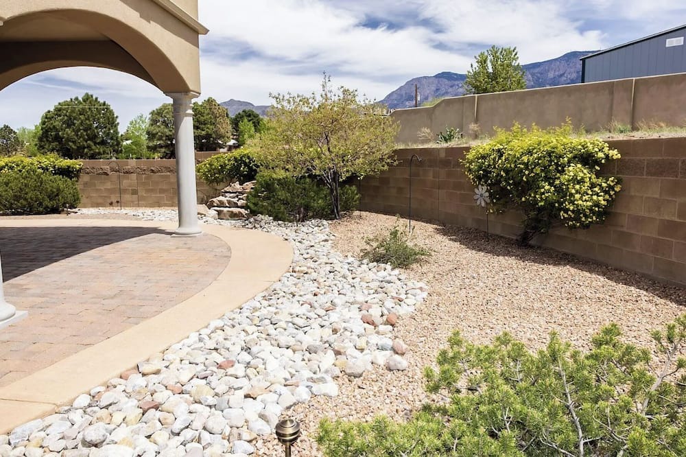 North Albuquerque Acres House | Balloon Fiesta getaway in serene North Albuquerque Acres