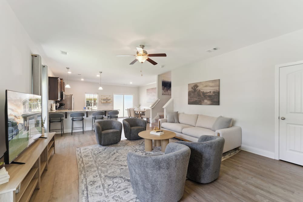 Port Wentworth House | Modern 3BR Pool Gym Near Savannah & Airport Dog Friendly Fenced Yard