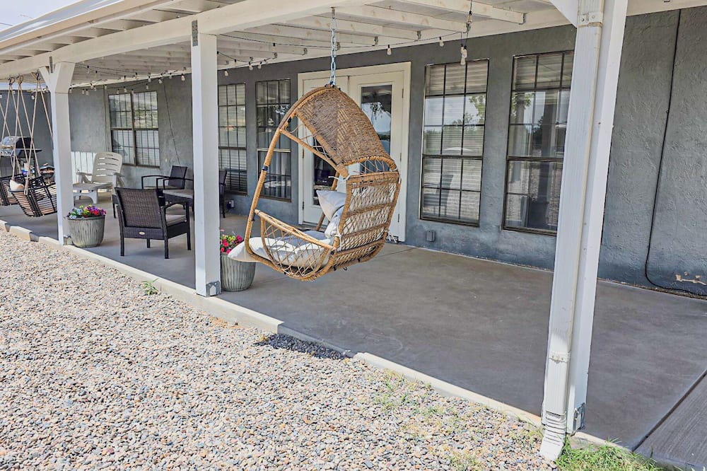 Los Lunas House | Comfy 3-bedroom home with massage chair and arcade right off freeway