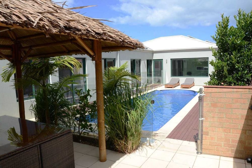 Nangkita House | FIJI Room with POOL + SPA + SAUNA + Activities
