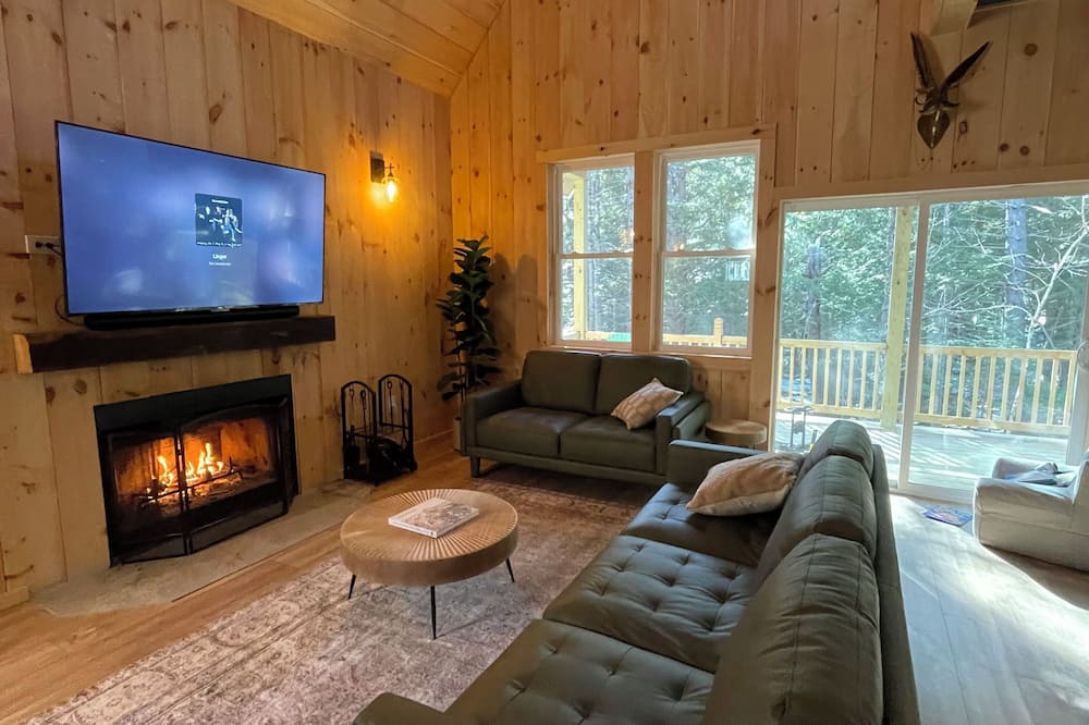 Wilmington Cabin | Brand NEW Modern VT Ski Cabin w/Vinyl Listening Loft - 8 min to Mount Snow!