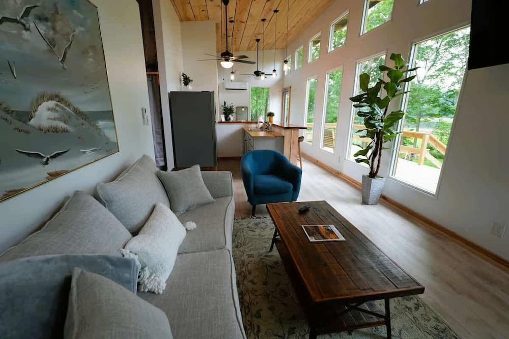 Locustville Cottage | Luxe 2BR Cabin w/Deck + Creek View | Working Farm