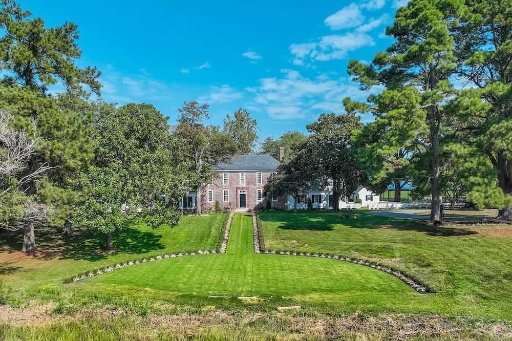 Locustville House | Vaux Hall Manor | 5BR Historic Farmhouse on Bay