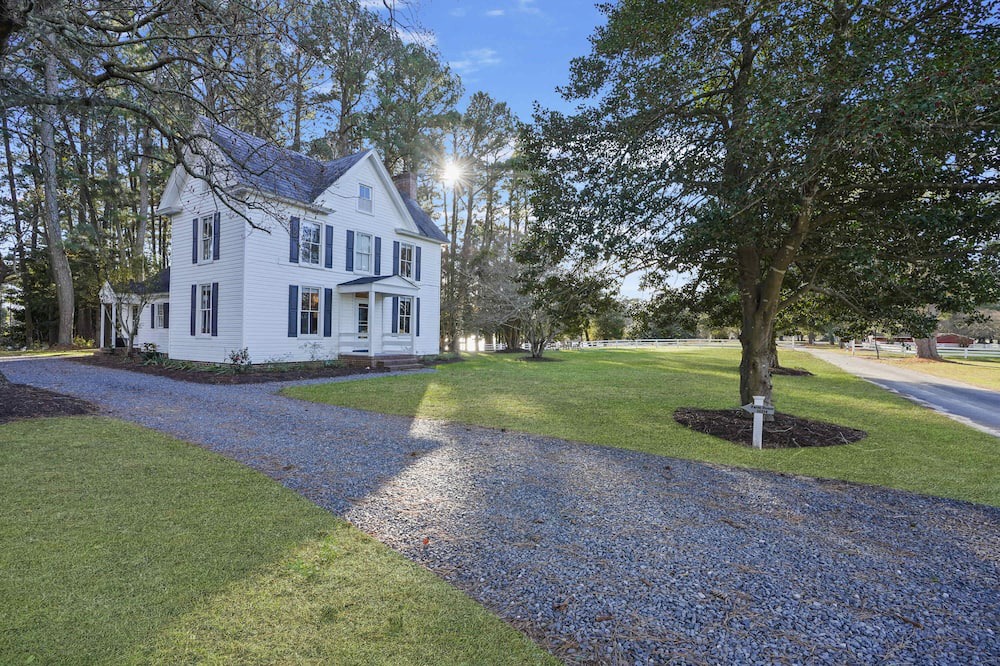 Locustville House | 3BR Farmhouse w/Porch, Fire Pit, Horseshoe Pit