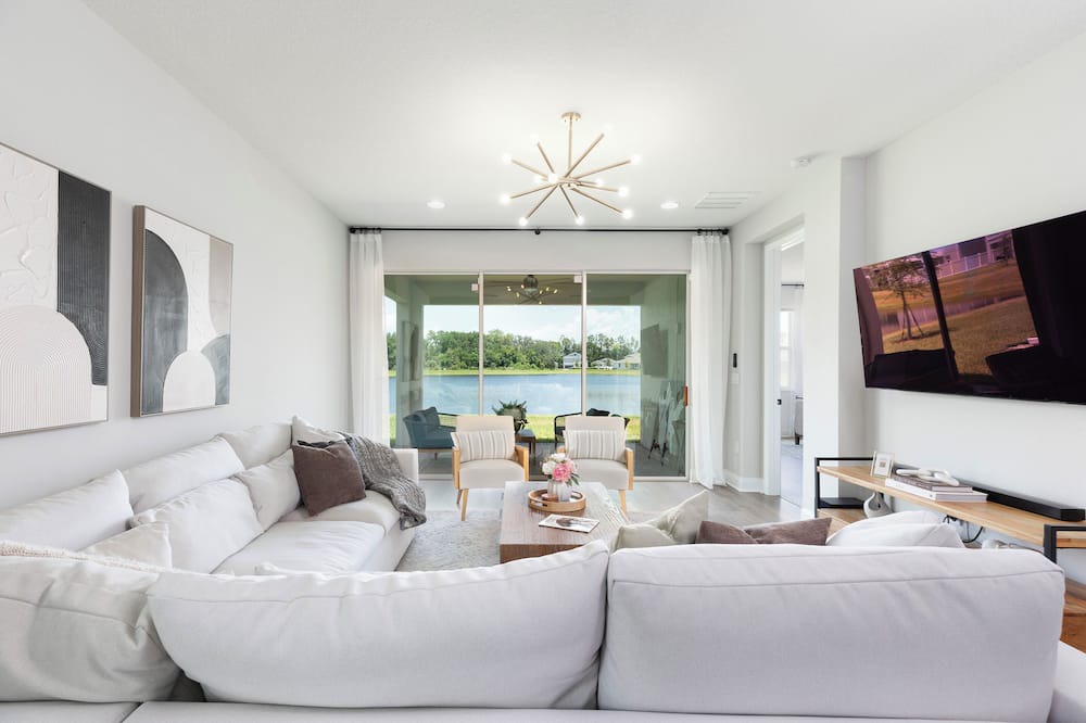 DeBary House | Stylish waterside retreat - springs nearby - pool and gym access - large groups