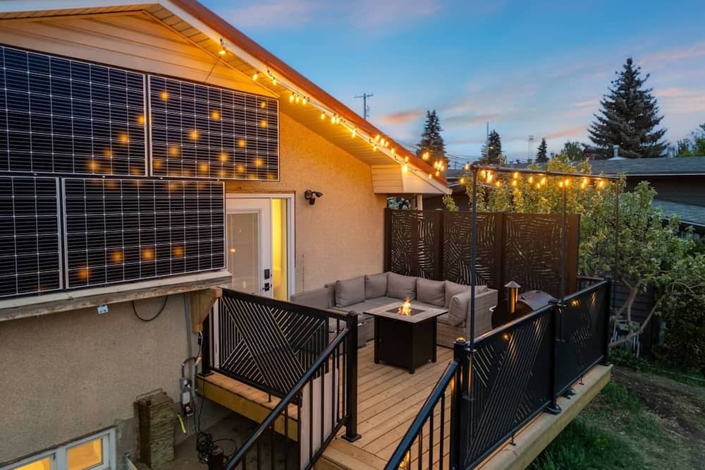 Edmonton House | Spa vibes, game room fun, and two decks. Just minutes from Whyte Ave & Downtown.