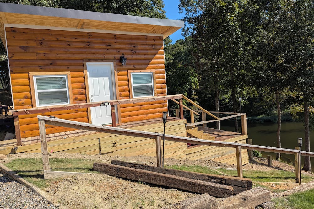 Titus Cabin | Charming 1-bedroom Log Cabin on Lake Jordan with water front, large deck ,AC,
