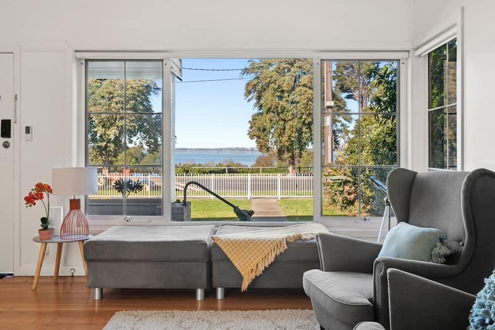 North Shore House | Quiet Geelong Getaway | Bay views