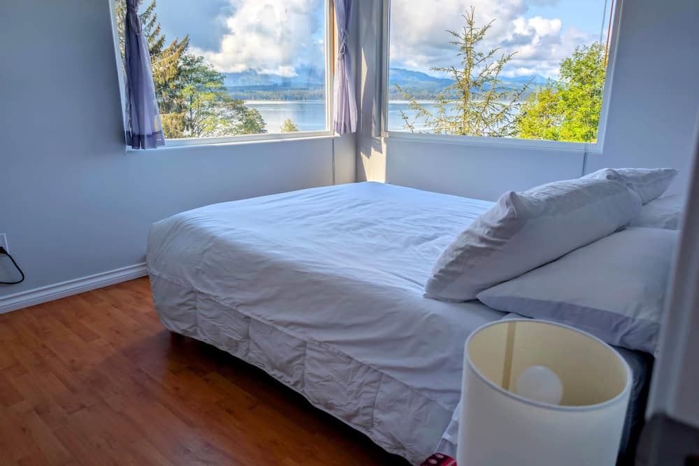 Alert Bay House | Cliff Haven on the Bay, Panoramic Ocean & Mountain views, 1 bdrm, 2 beds Cottage