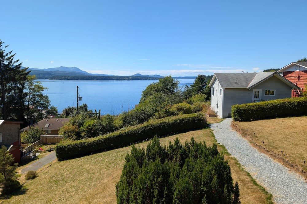 Alert Bay Apartment | The Founder's Vista Suite, Spacious, Panoramic Ocean Views