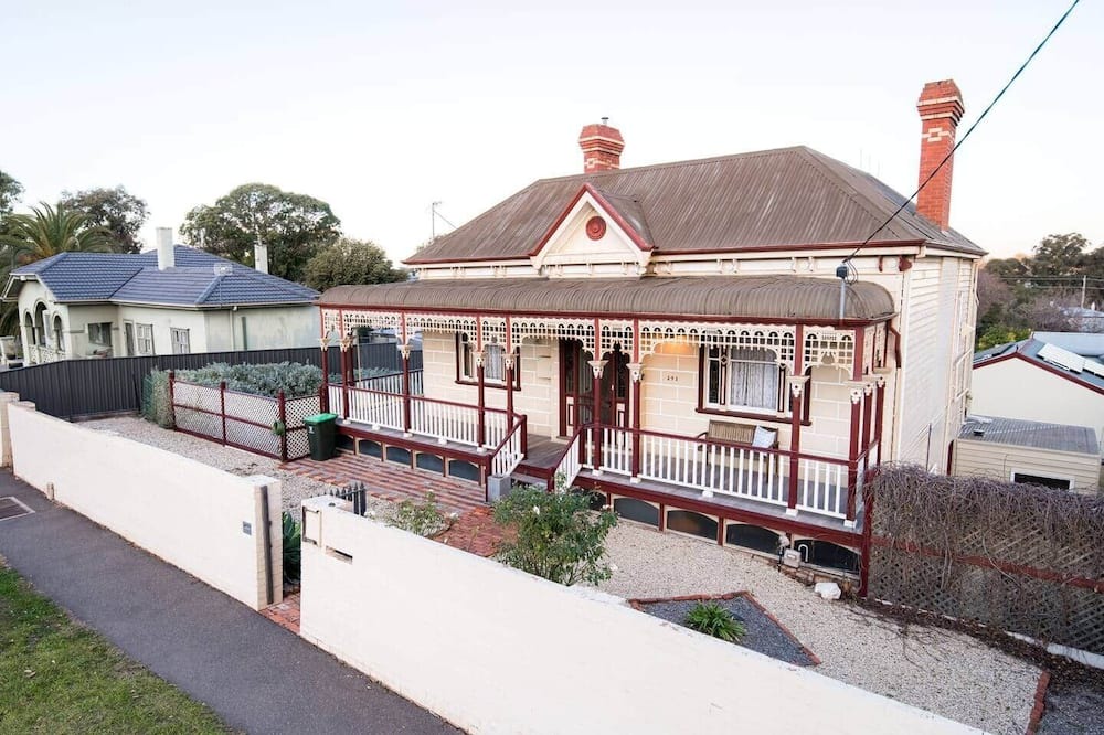 Bendigo House | Cathedral View - Sleeps 16