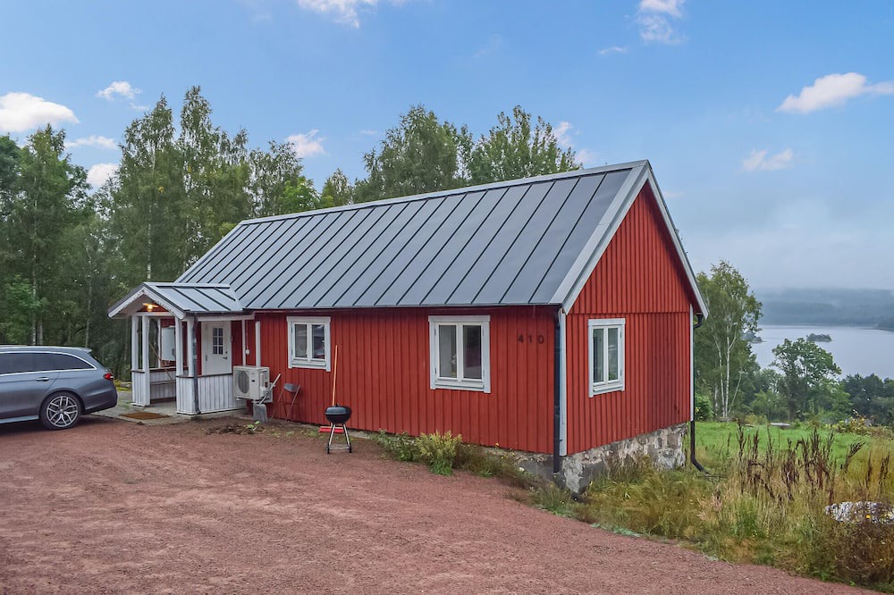 Vanga House | Gorgeous home in Villands with lake view