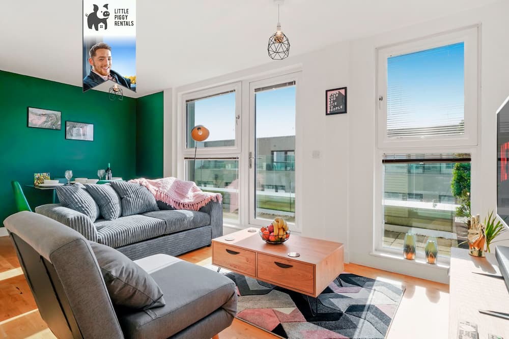 Stevenage Apartment | Super King Balcony Suite - Luxury, Eco, Fast Wi-Fi