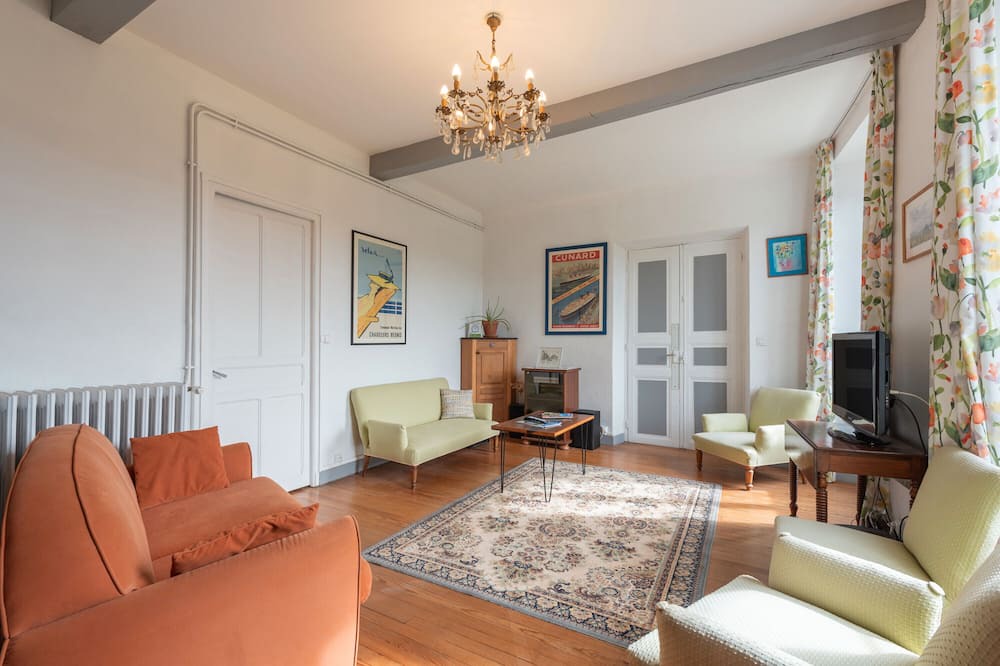 Lagarde Bed & Breakfast | Bed and Breakfast 'Chambre Mathilde Et Sa Suite' with Mountain View, Shared Terrace and Wi-Fi