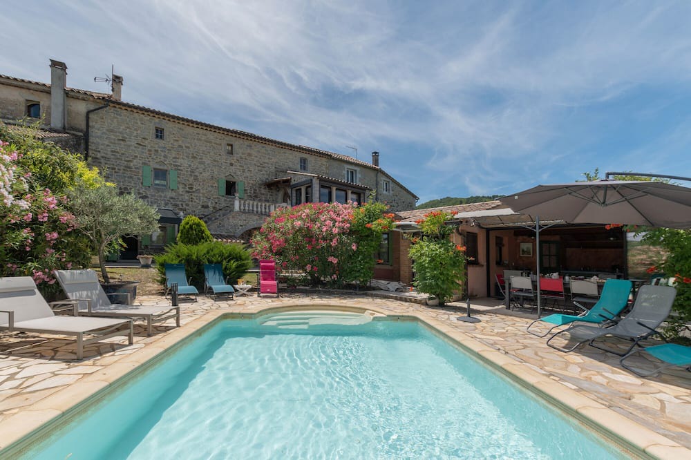 Courry House | Holiday Home 'Mas Le Bragalou' with Mountain View, Private Pool and Wi-Fi