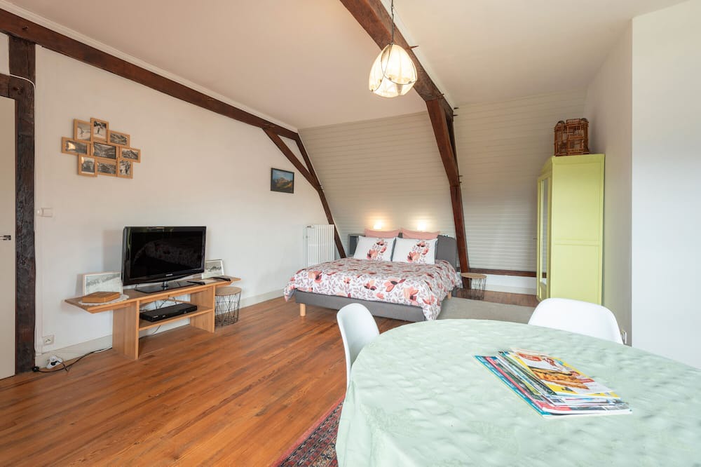 Lagarde Bed & Breakfast | Guest Room 'Chambre Marie-Jo' with Mountain View, Shared Terrace and Wi-Fi