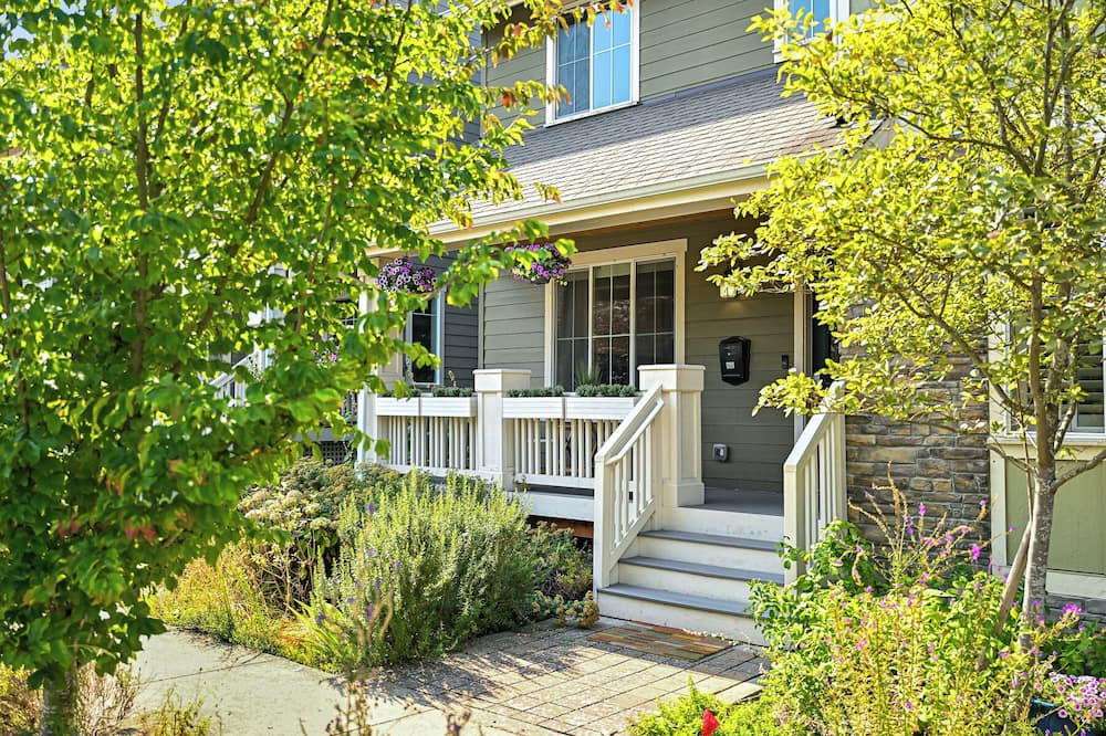 Cornwall Park House | Cozy Fountain District Townhouse w/Fireplace | Near Mt. Baker & Lake Whatcom