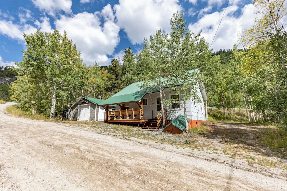 Garfield Cottage | Papa's Cottage- Dog Friendly- Close to Monarch