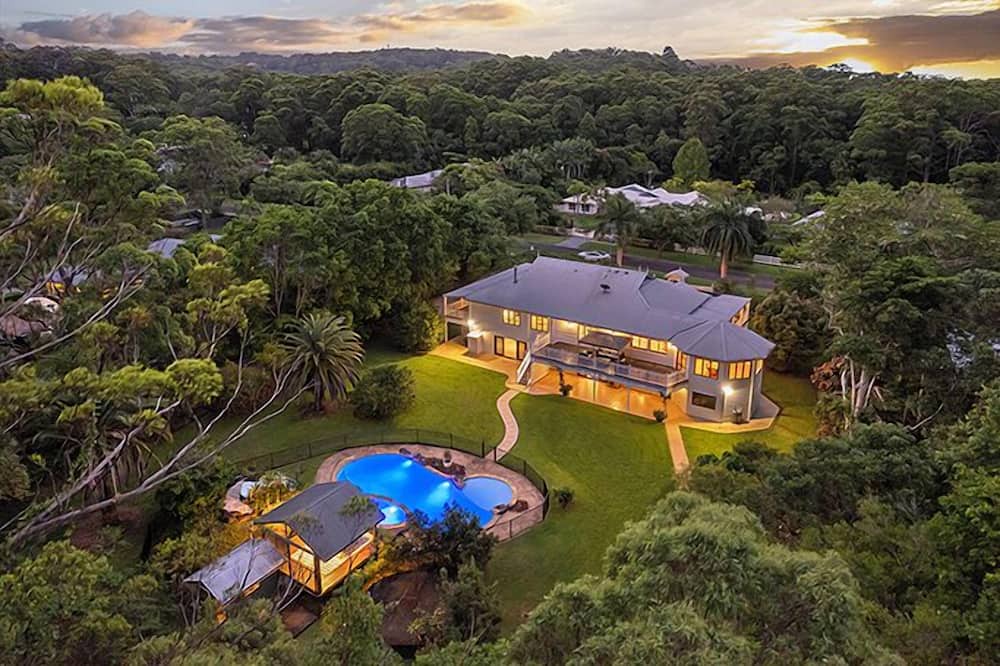 Doonan House | The Doonan House - Waterslide, Spa & Pool!