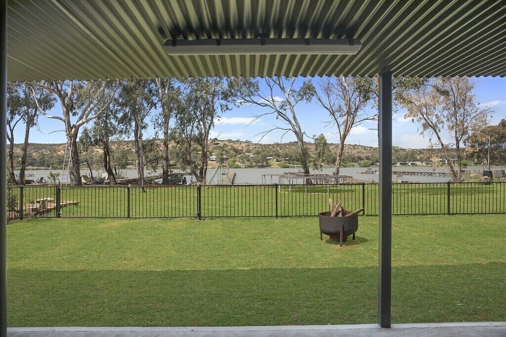 Pellaring Flat House | 🌊 Absolute Waterfront Bliss – Pet Friendly Family Shack to Ski, Fish & Relax