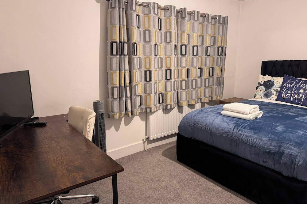 Elm Park House | Modern Easedale House - 3 Bed House in Hornchurch