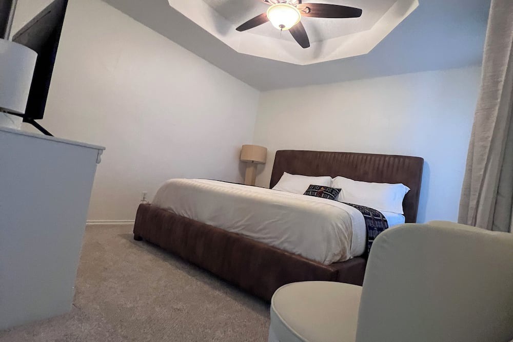 Lubbock House | 3-bedrooms 2 bathrooms, living room , patio house in pleasant Lubbock with AC