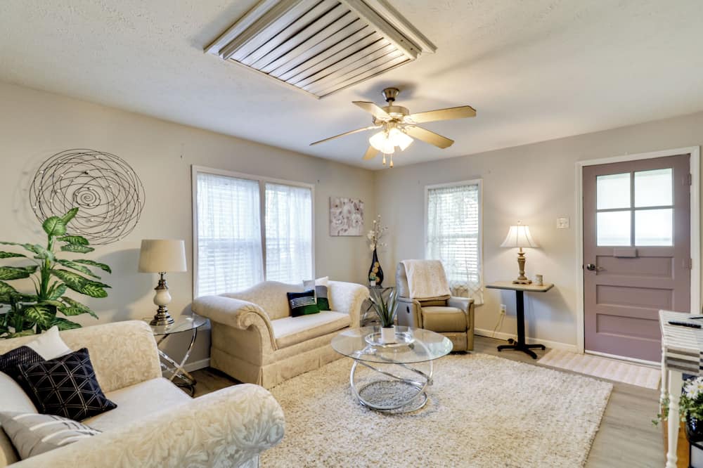 Litchfield House | Home < 3 Mi to Rte 66 & Lake Lou Yaeger!