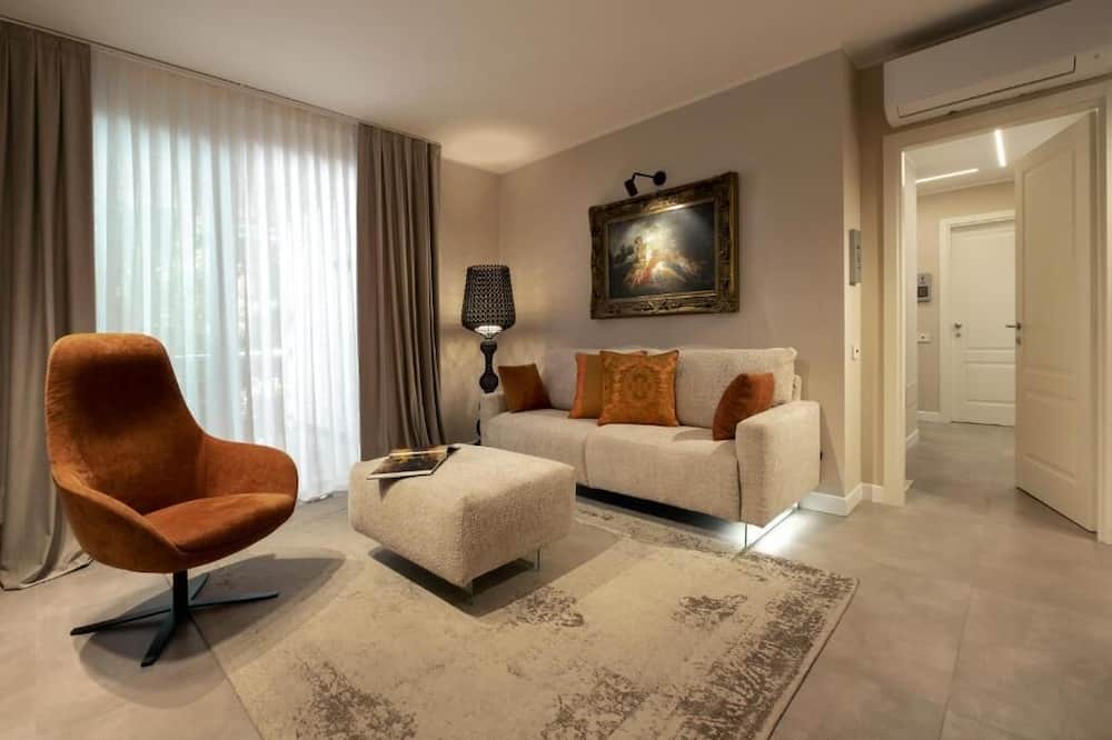 Terni Apartment | Double bedroom with en suite bathroom