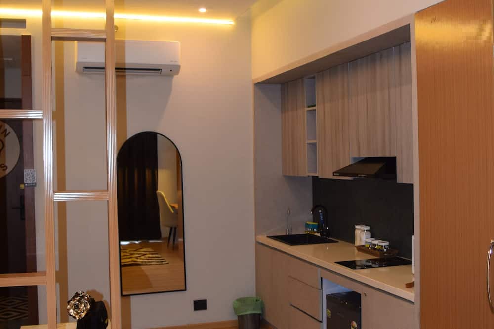 Greater Noida Apartment | Sunset View With a King Size Bed at Mall