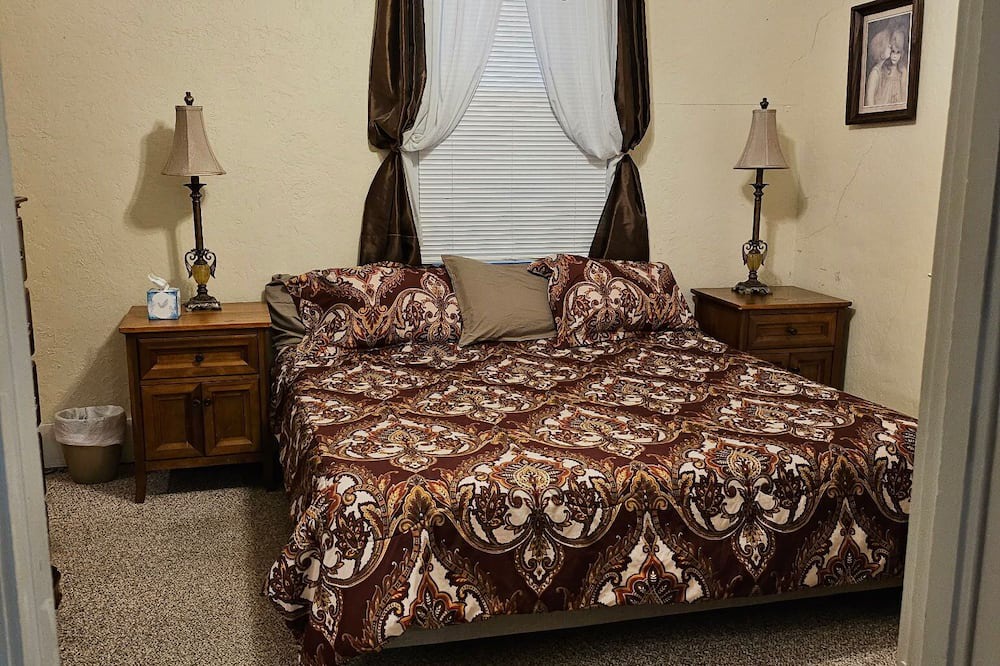Carlyle House | Charming 2-bedroom, two bathroom house in Carlyle, pets welcome!