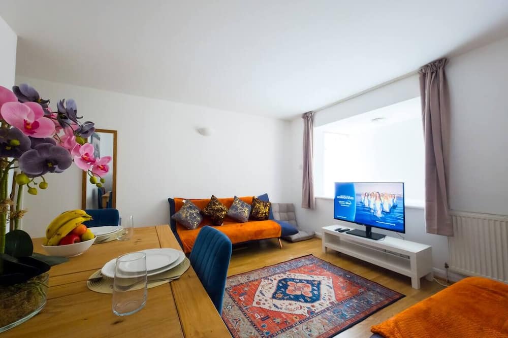 Shadwell Apartment | Bright Spacious Flat near Shadwell Station I PTK