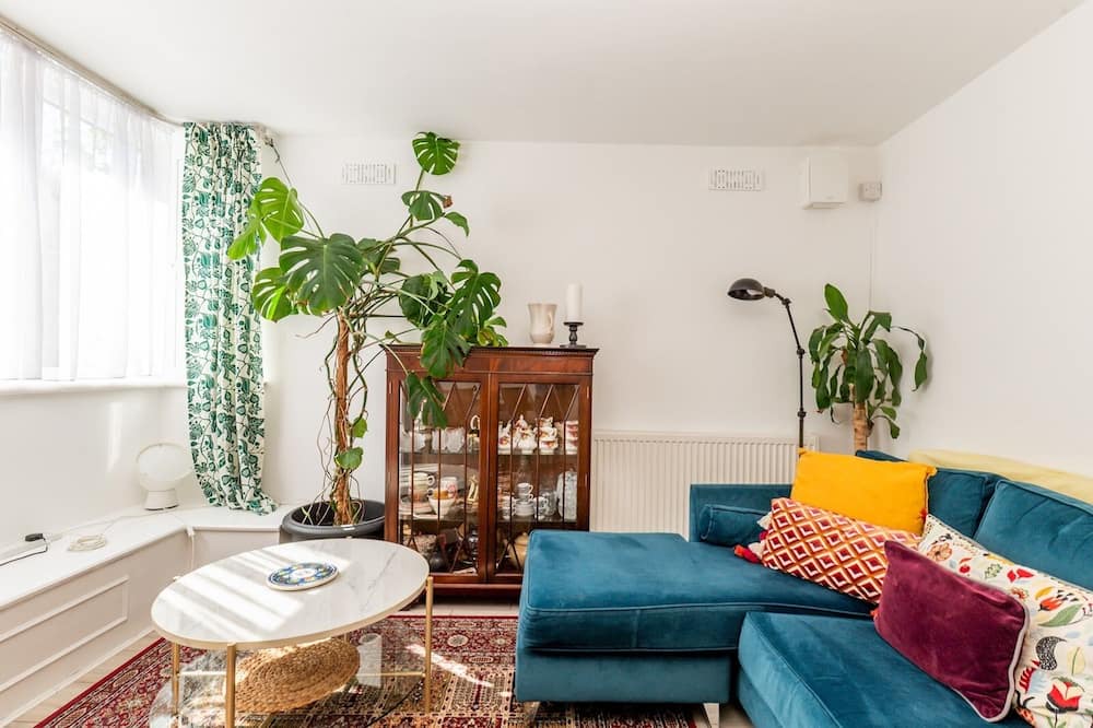 Coombe Hill Apartment | Pass the Keys | Charming, Tranquil 2 BR Kingston Escape, London