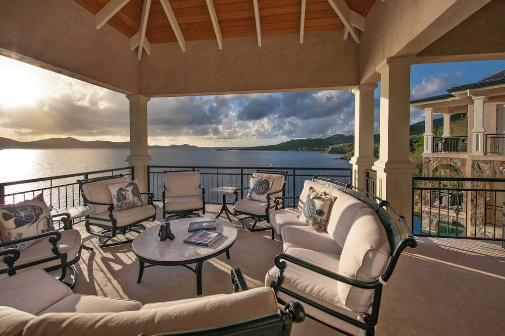 Estate Ben Runnels Gut Villa | Coral Point Villa ~ Luxury 5-bedroom villa in Coral Bay with Solar