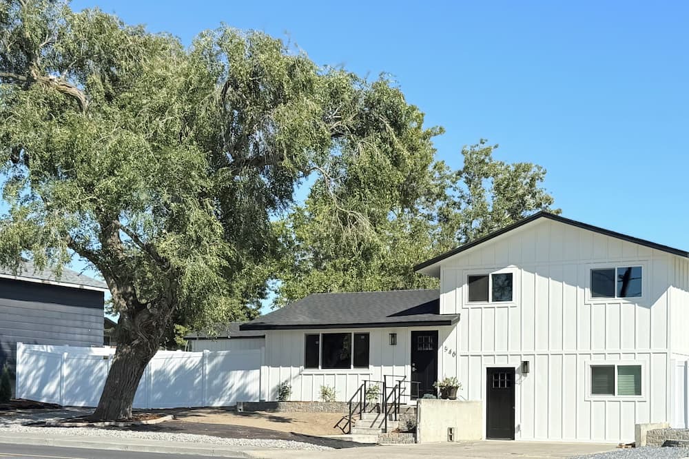 Hermiston House | 3-bedroom, Beautifully Remodeled, Large Fenced Yard