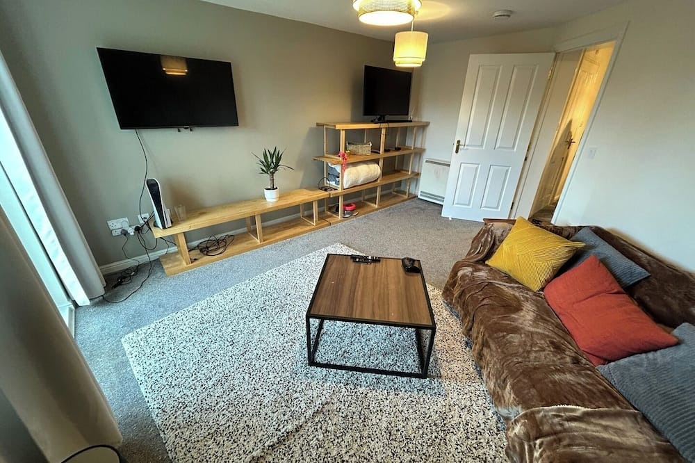 Newbury Apartment | Spacious 2-Bedroom Flat Near Shops and Transport