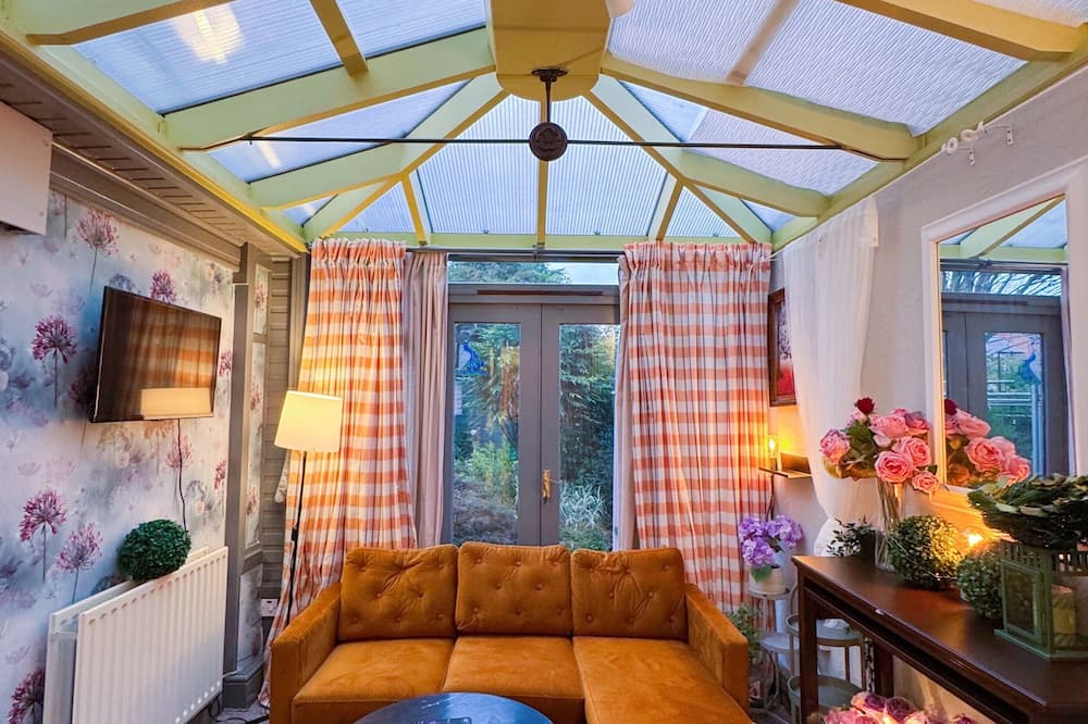 Elm Park House | Fully Furnished Easy London Stay-Access by Elm Park & City Airport-Studio
