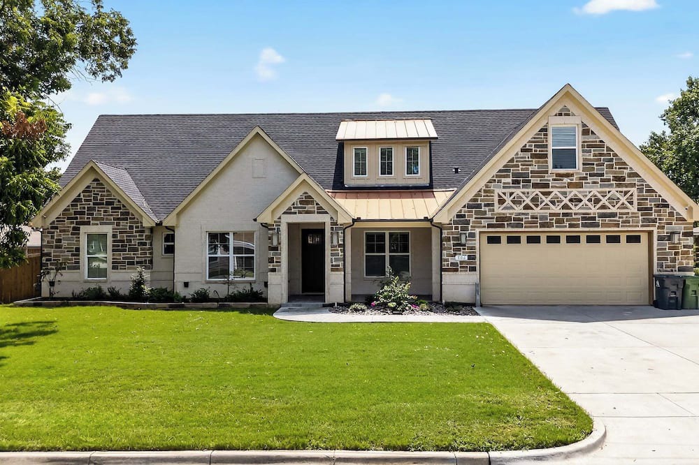 Central Arlington House | Game Day Getaway