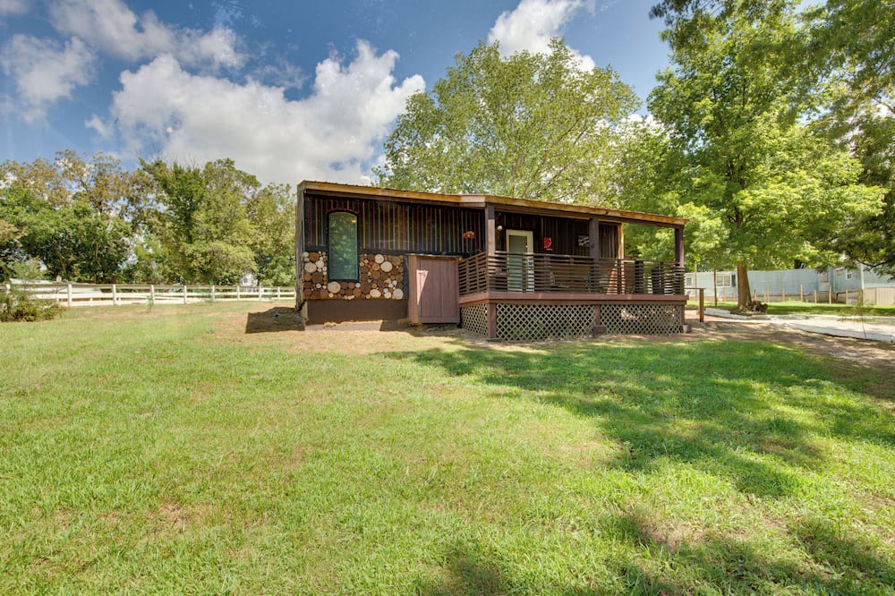 Lake Lafayette Cabin | Steps to Lake: Peaceful Cabin Escape in Odessa