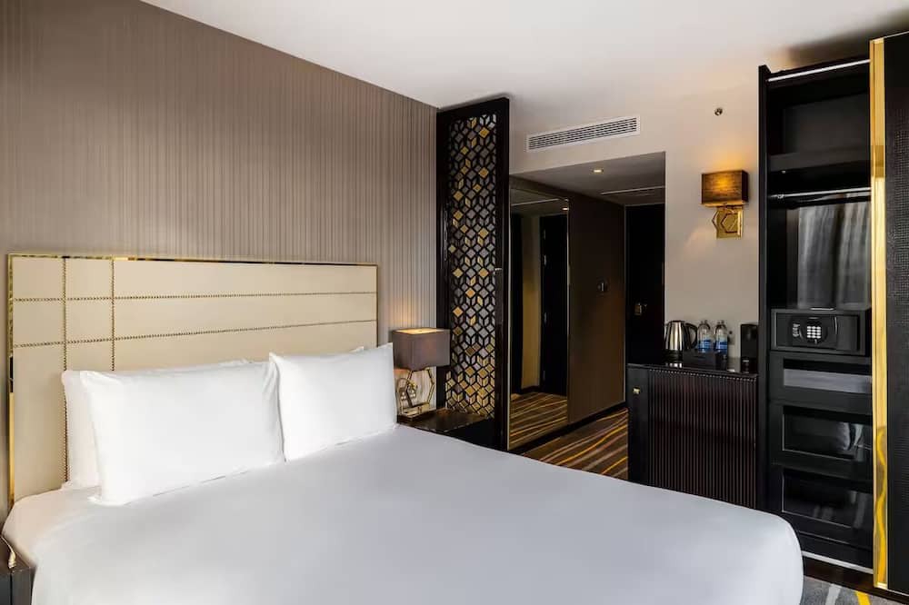 Portsoken Hotel | Deluxe Botolph Corner King at Hotel Saint—Near Somerset House and Tower Bridge