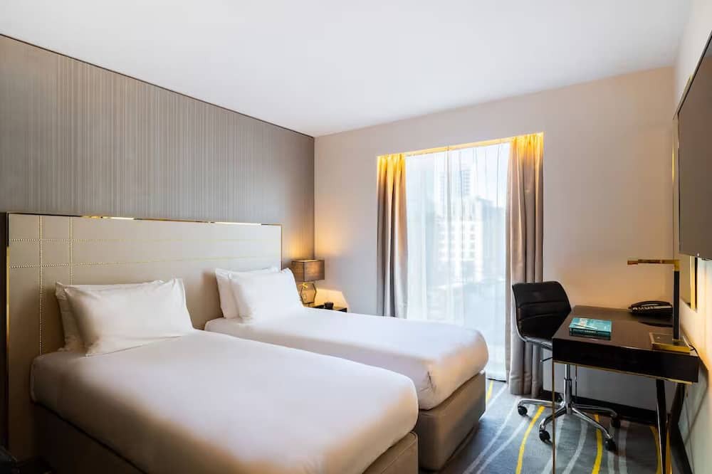Portsoken Hotel | Stylish Twin Room w/ City Views & Walk-In Shower – Central London Stay