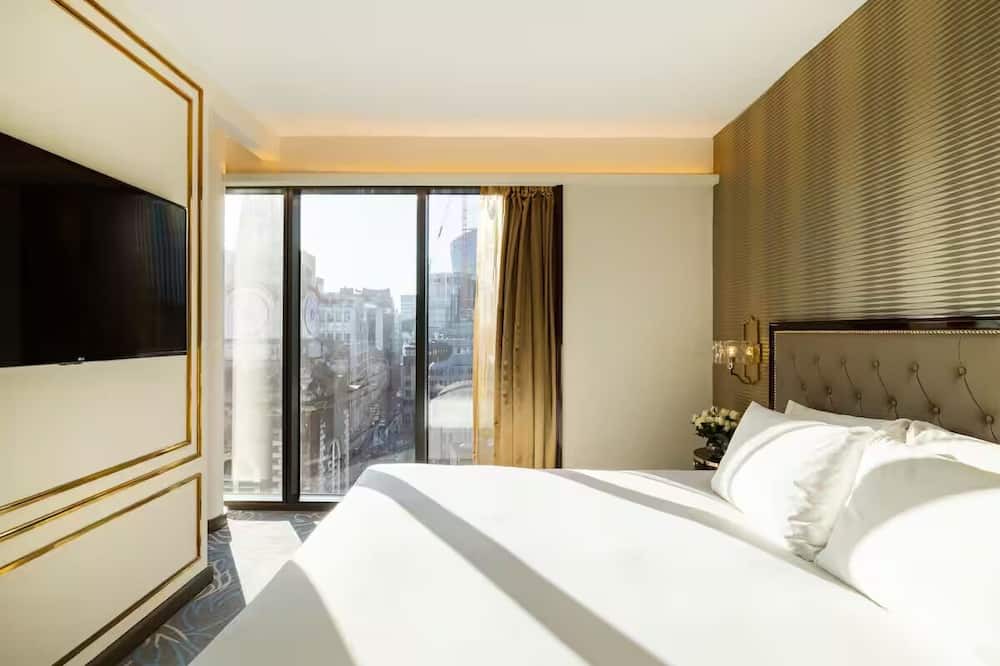 Portsoken Hotel | Junior Suite in East London – Walk-In Shower, City Views