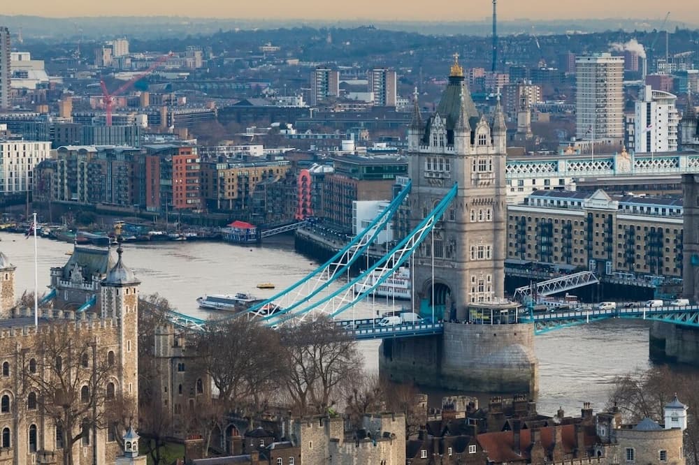 Portsoken Hotel | Unwind in Central London! Ancient City Wall Views—Minutes to Tower Bridge