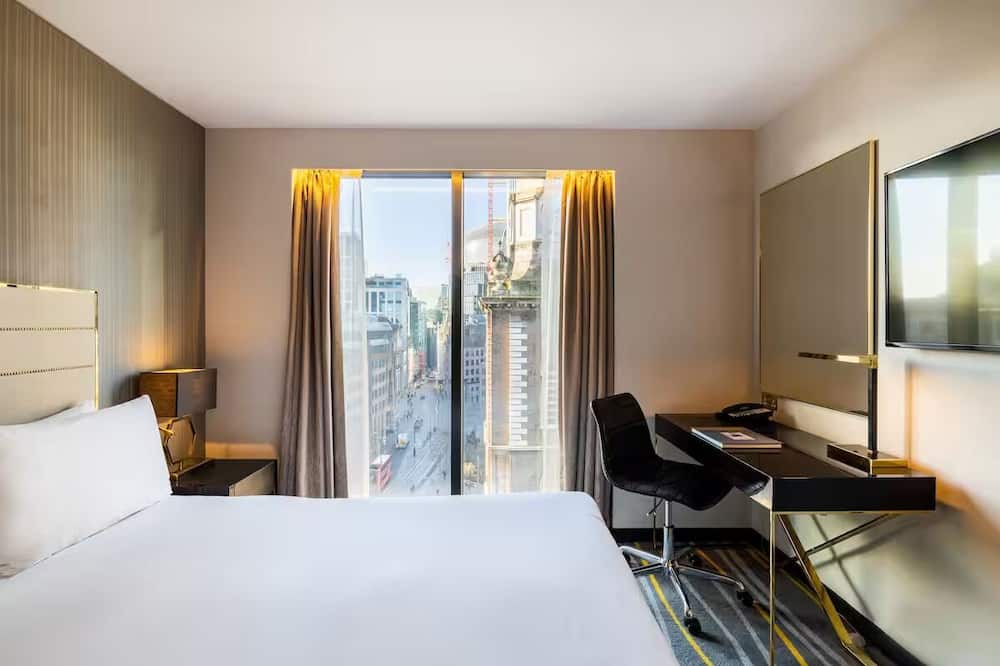 Portsoken Hotel | Corner King Room w/Stunning City Views – Spacious Stay in East London
