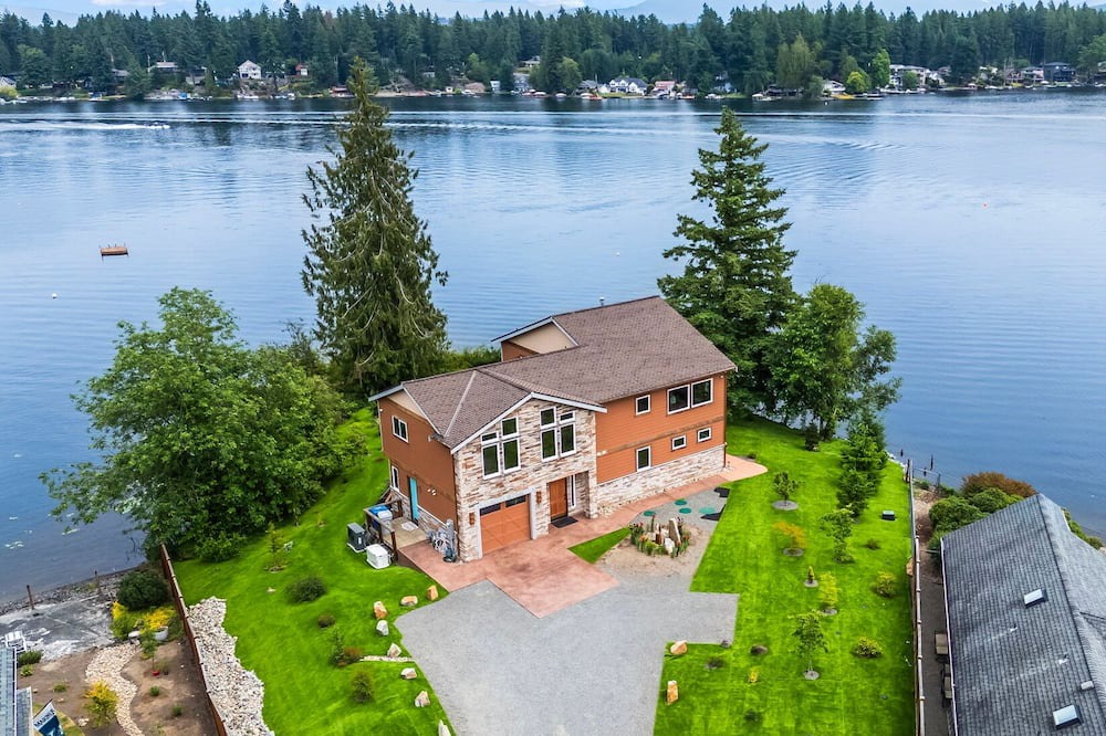 Black Diamond House | NEW Spacious Lakefront Lodge includes Breakfast
